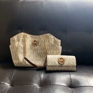 White Michael Kors bag and wallet